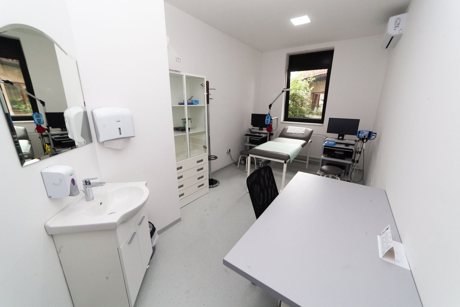 Reya clinic treatment room